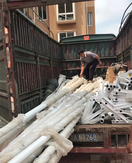 LED路燈安裝現(xiàn)場(chǎng)